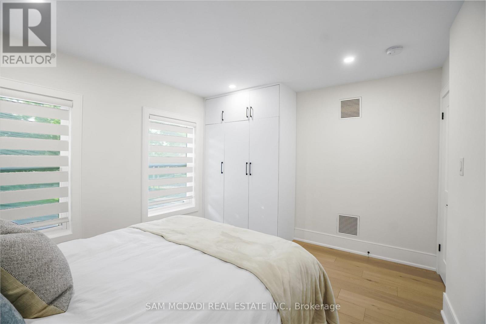 Photo 4 of 1882 Sherwood Forrest Circle, Mississauga ON