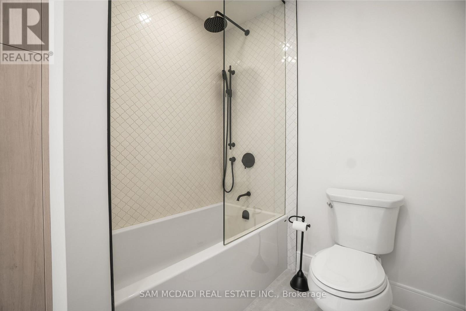 Photo 8 of 1882 Sherwood Forrest Circle, Mississauga ON