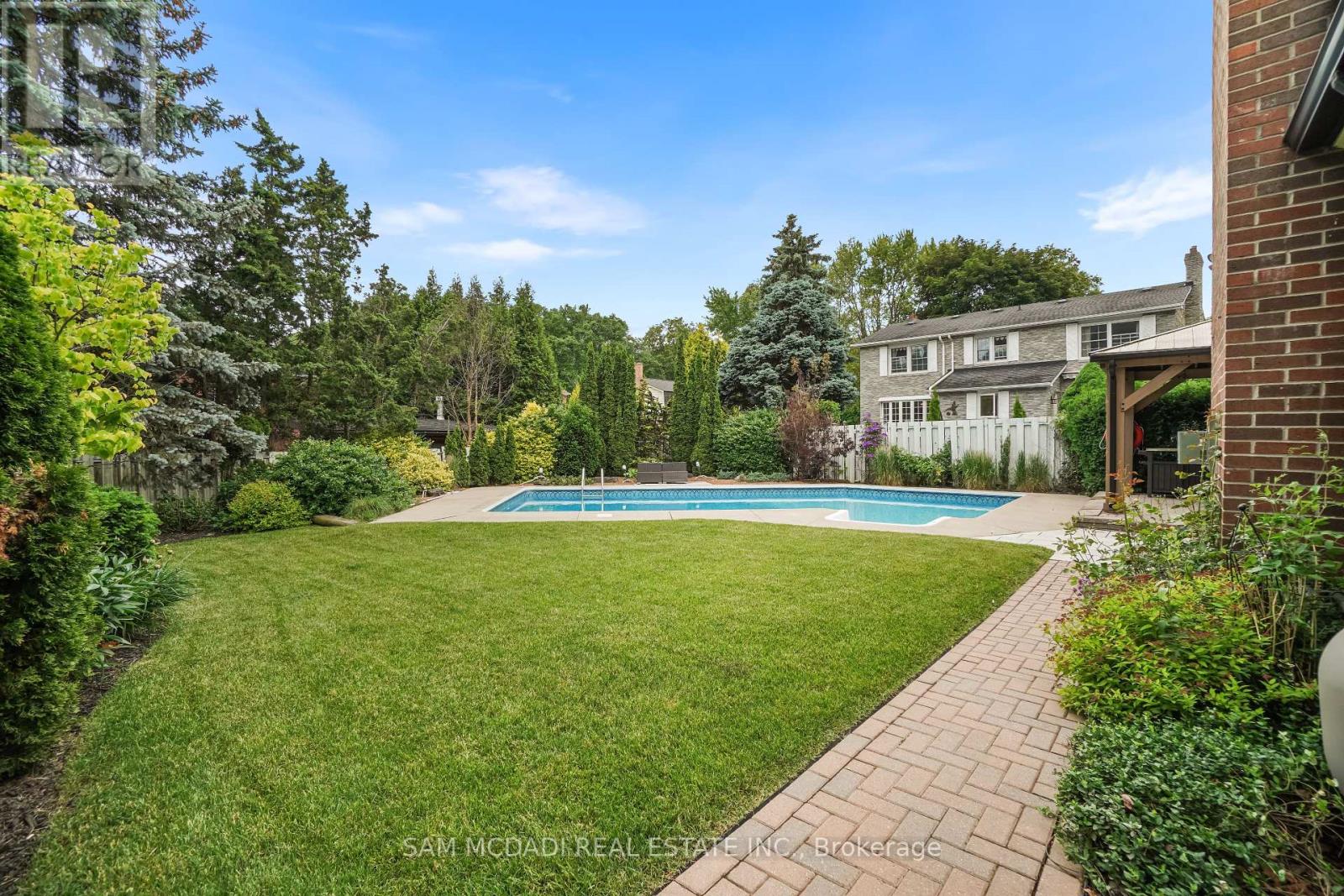 Photo 2 of 1882 Sherwood Forrest Circle, Mississauga ON