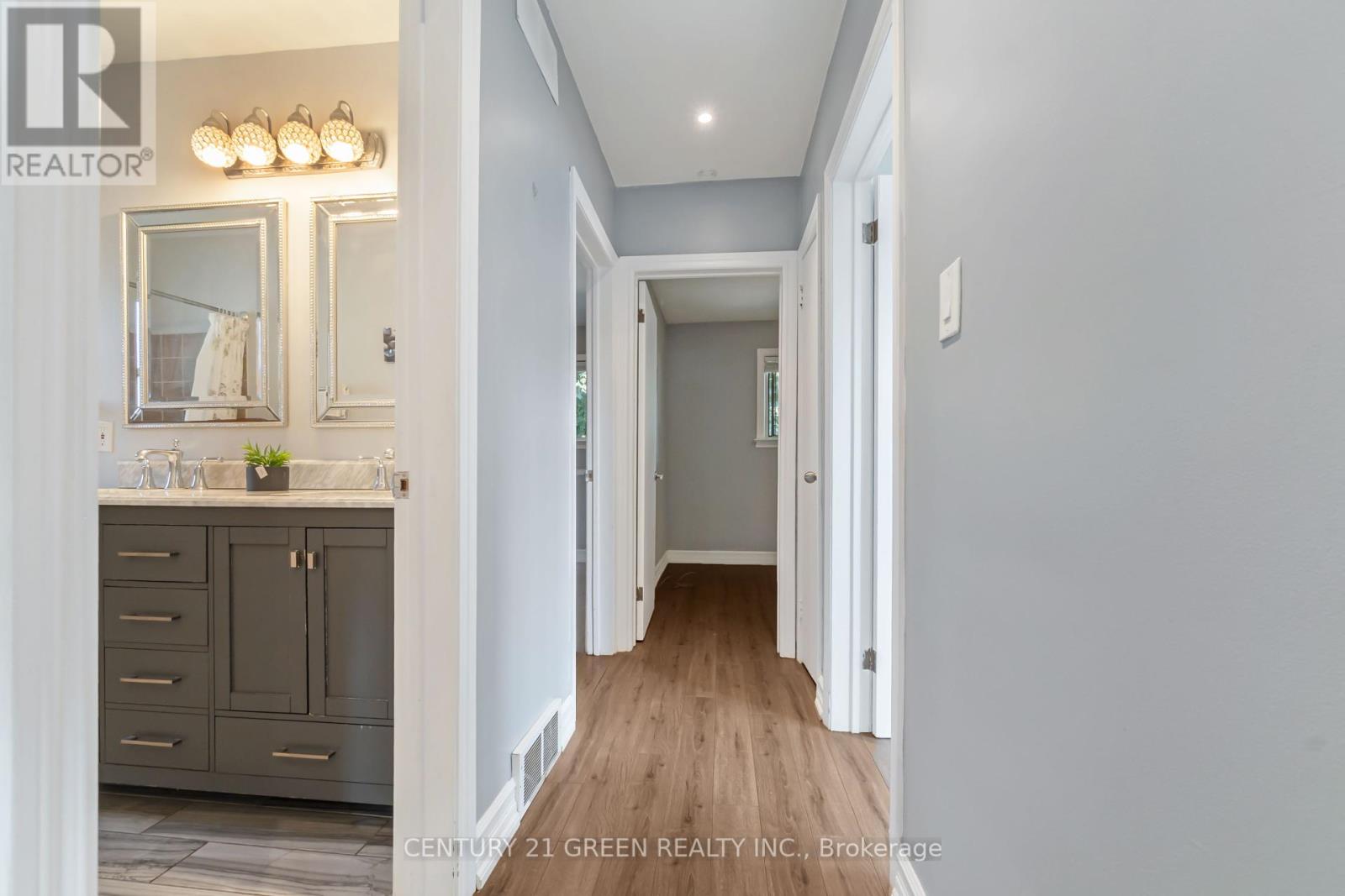 Photo 2 of 1303 Bunnell Drive N, Burlington ON