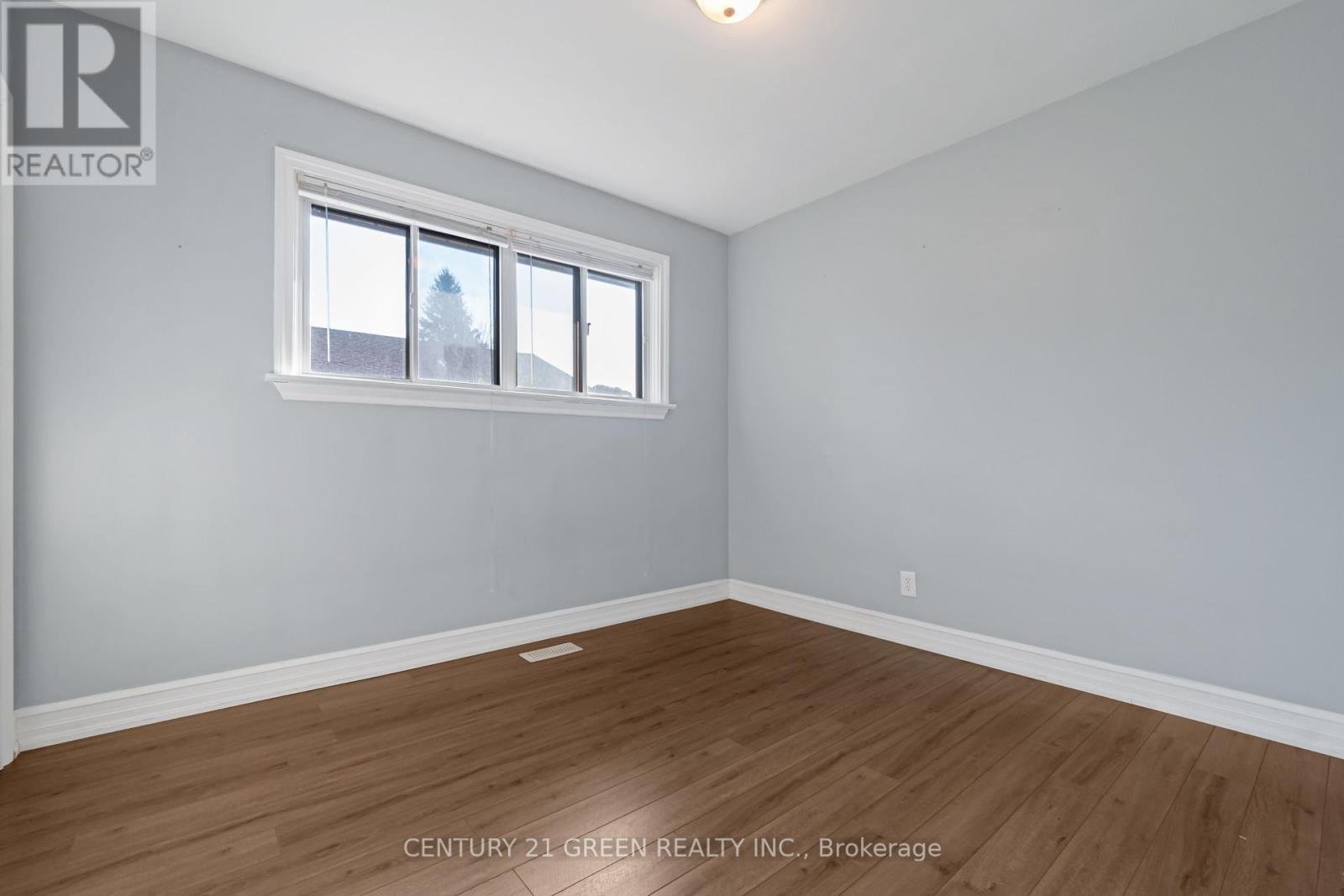 Photo 4 of 1303 Bunnell Drive N, Burlington ON