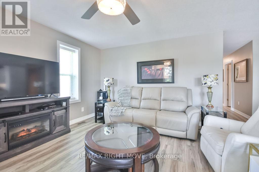 Photo 7 of 12 Fulsom Crescent, Kawartha Lakes ON