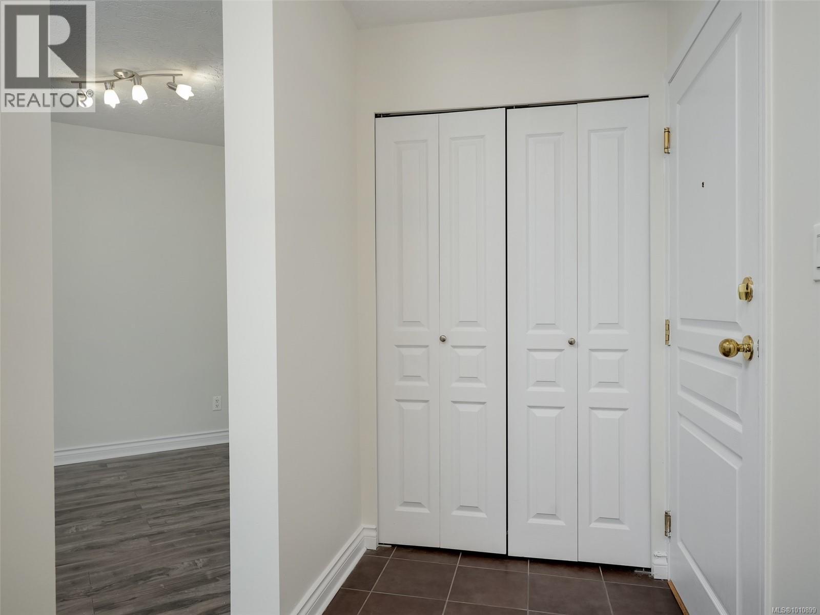 Single Family House Contemporary for Sale in   Marsett Pl Park Royal Place Saanich 