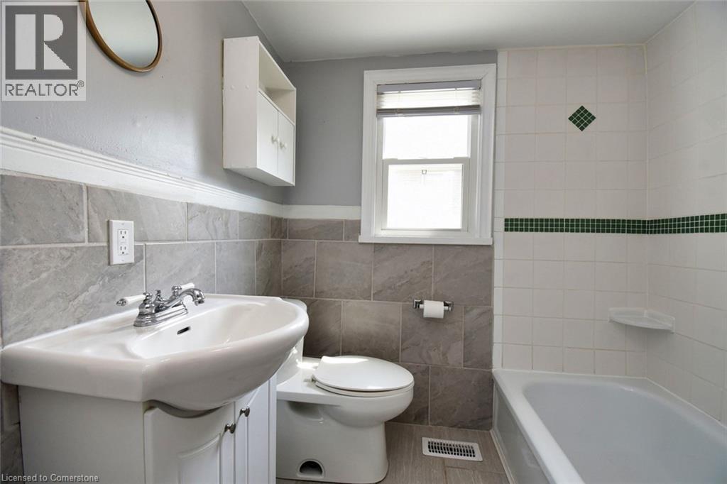 Photo 5 of 120 Clara Street, Thorold ON