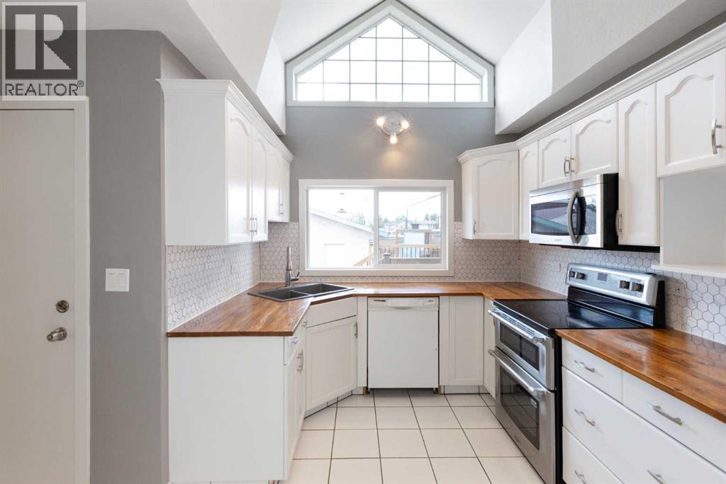 Photo 10 of 3418 49 Avenue, Red Deer AB