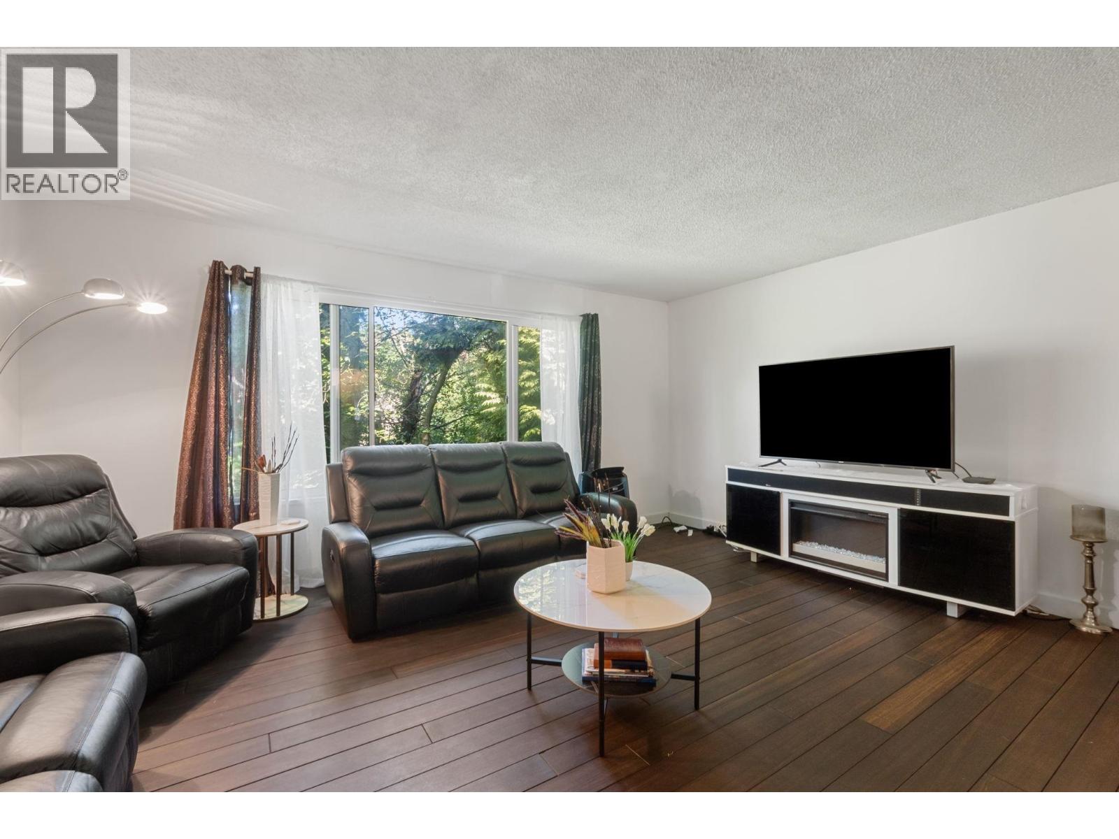 Photo 4 of 2082 Springer Avenue, Burnaby BC