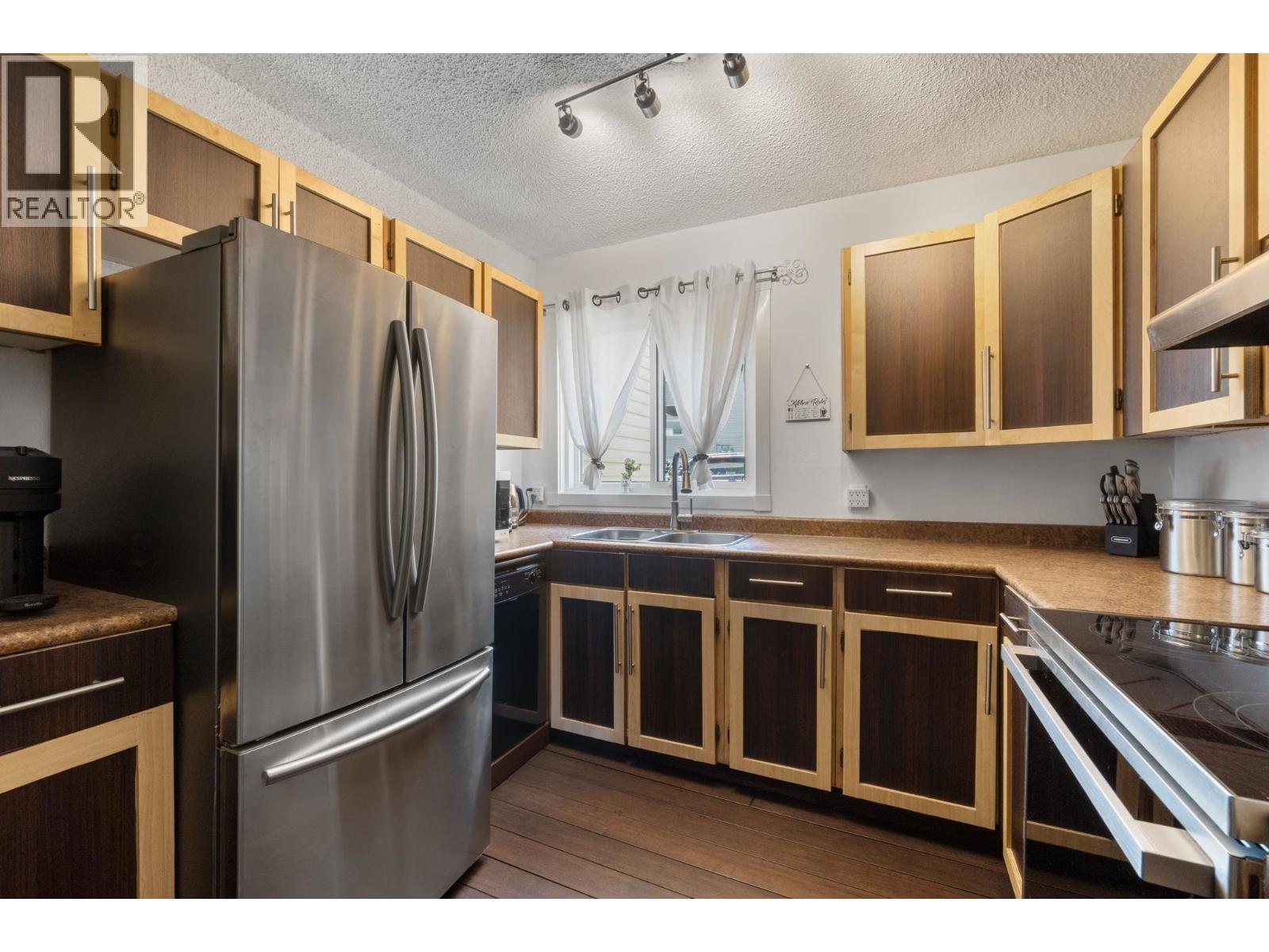 Photo 3 of 2082 Springer Avenue, Burnaby BC