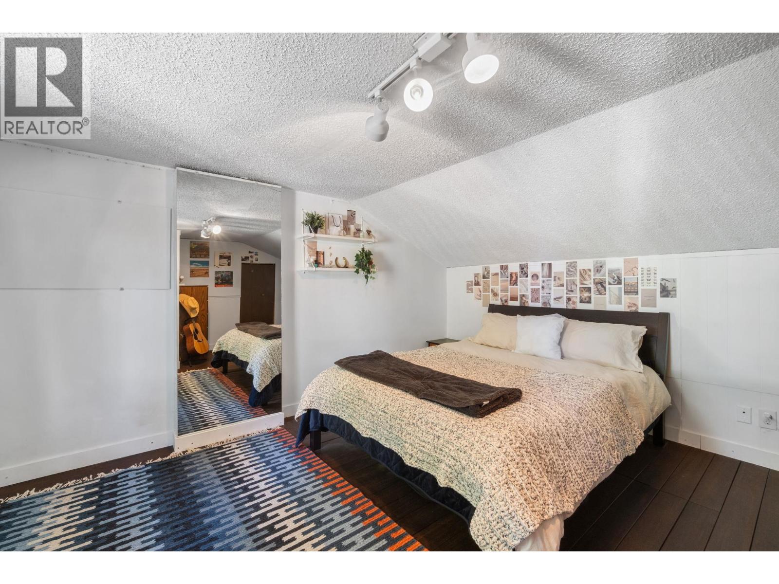 Photo 13 of 2082 Springer Avenue, Burnaby BC