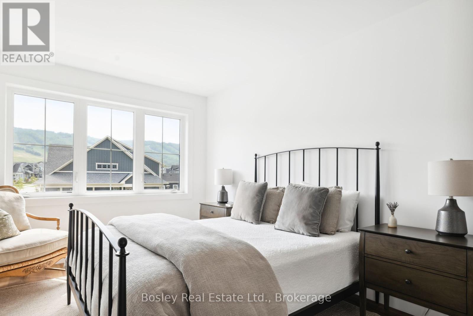 Photo 24 of 114 Courtland Street, Blue Mountains ON