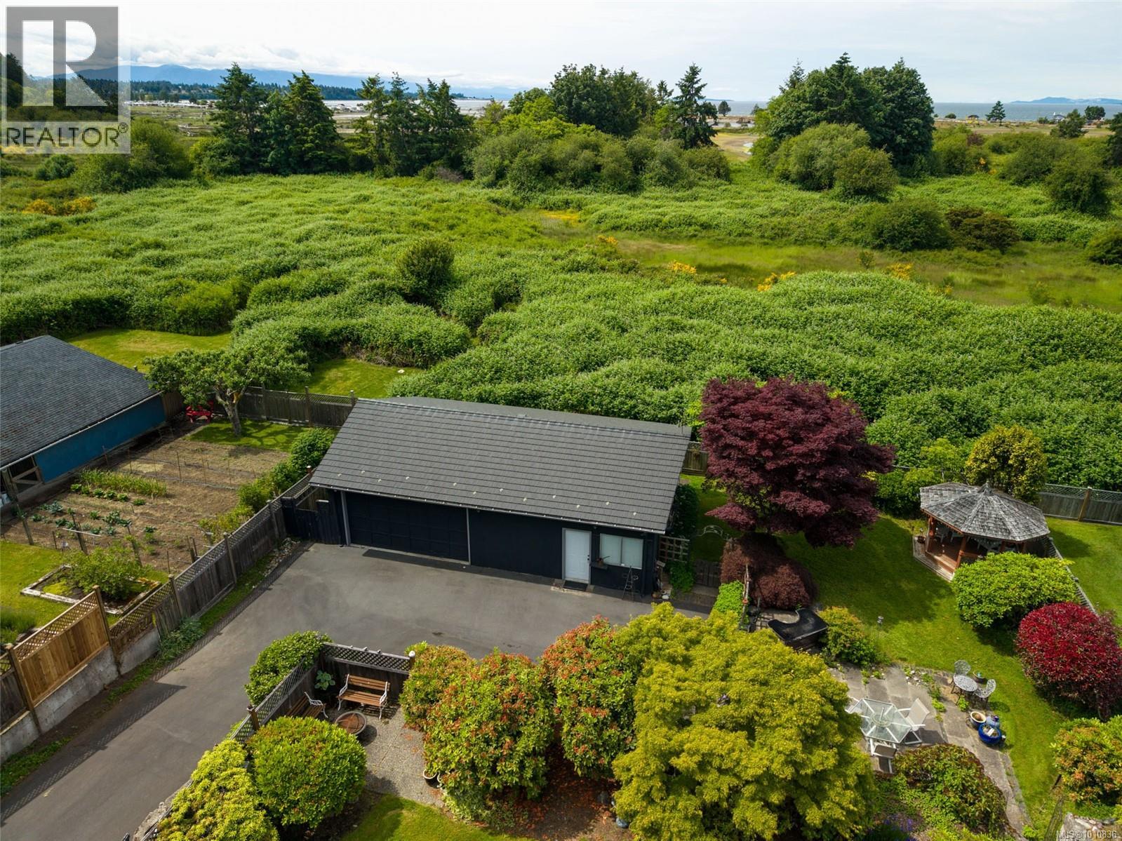 Photo 8 of 807 Shorewood Dr, Parksville BC