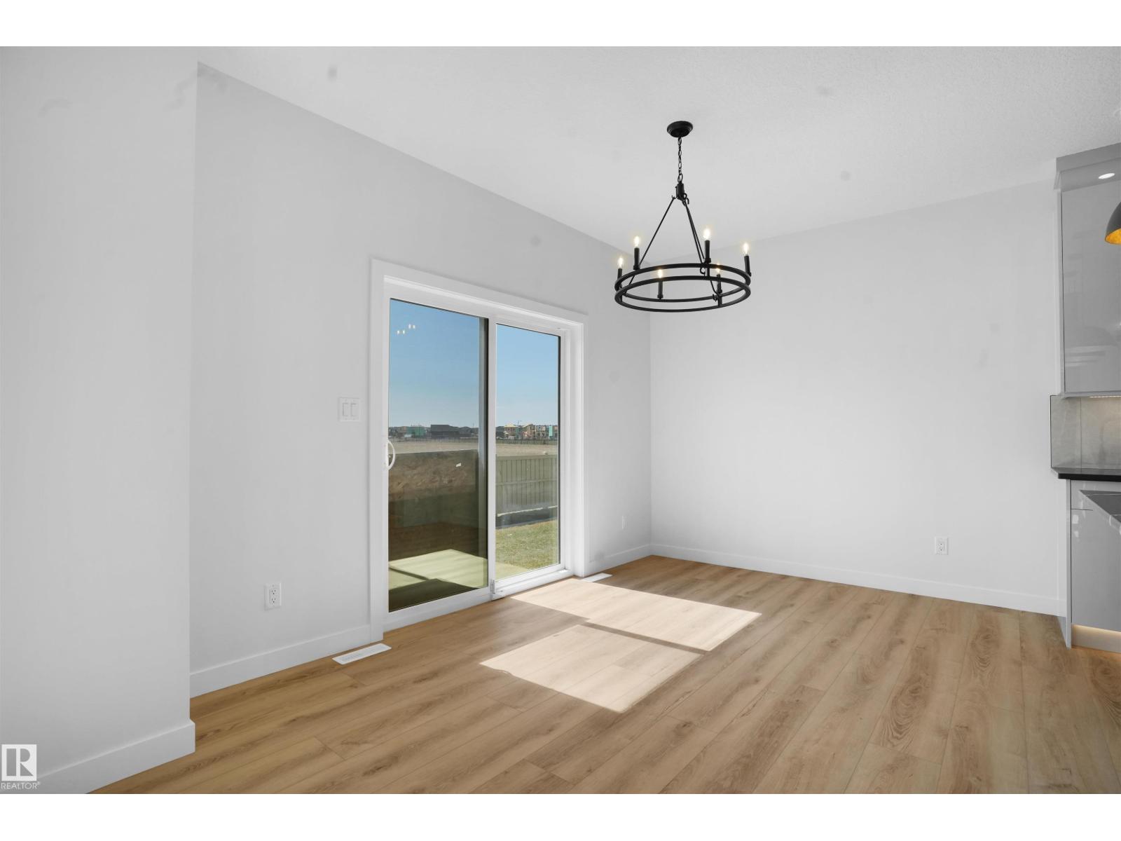 Photo 12 of 3322 Chickadee Dr Nw, Edmonton AB