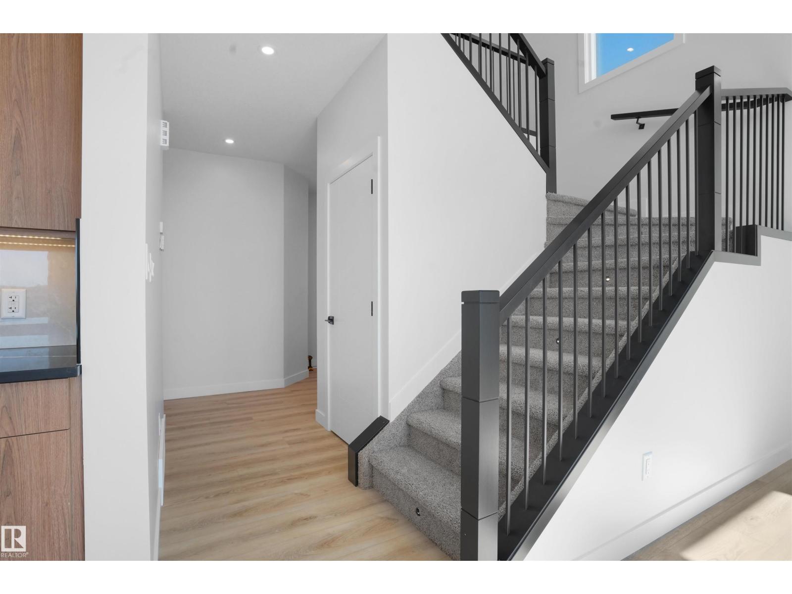 Photo 8 of 3322 Chickadee Dr Nw, Edmonton AB