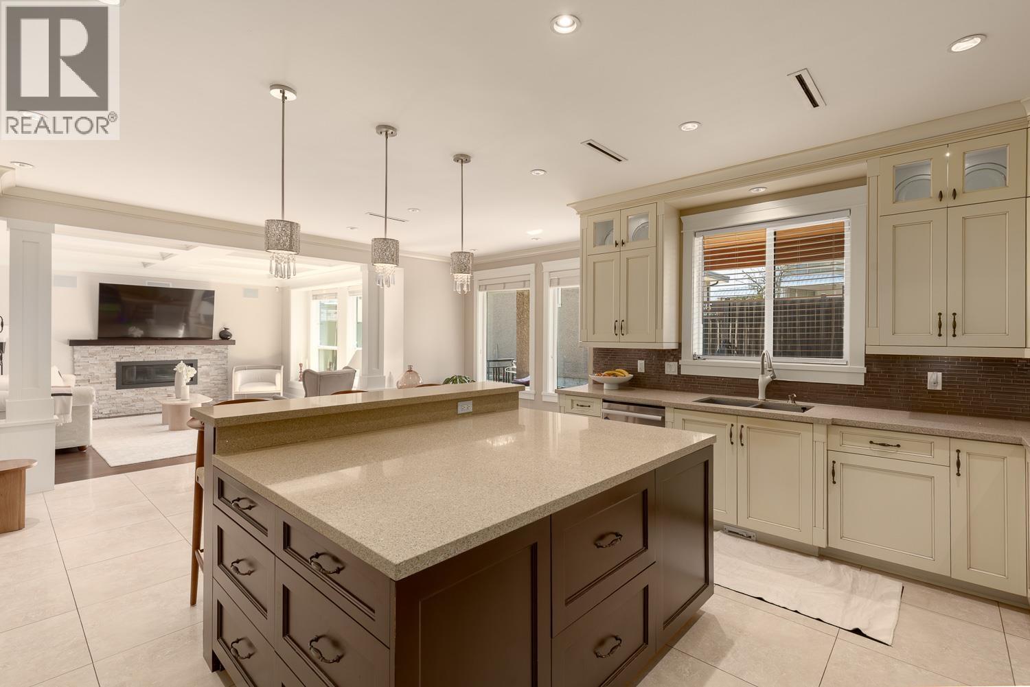 Photo 10 of 7120 Ridge Drive, Burnaby BC