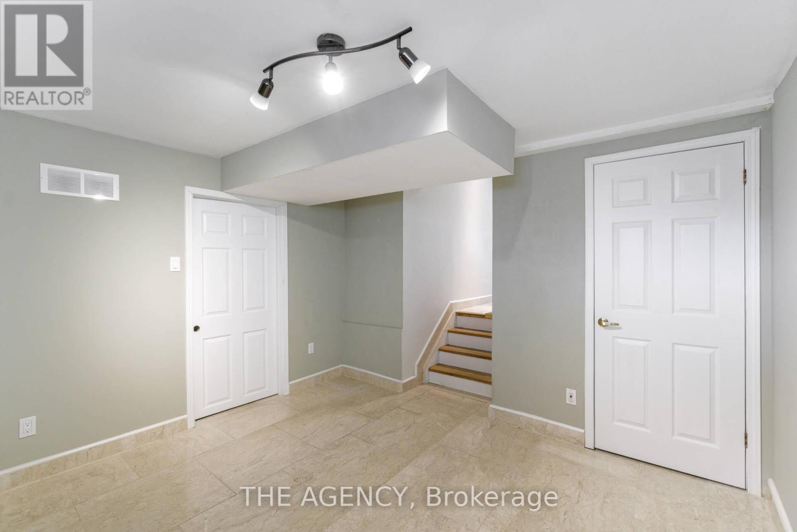 Photo 24 of 21 90 Castlebury Crescent, Toronto ON