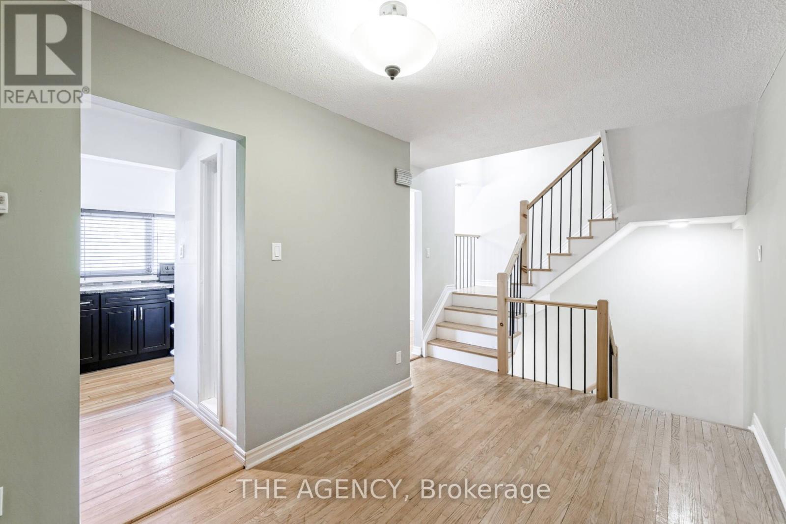 Photo 13 of 21 90 Castlebury Crescent, Toronto ON