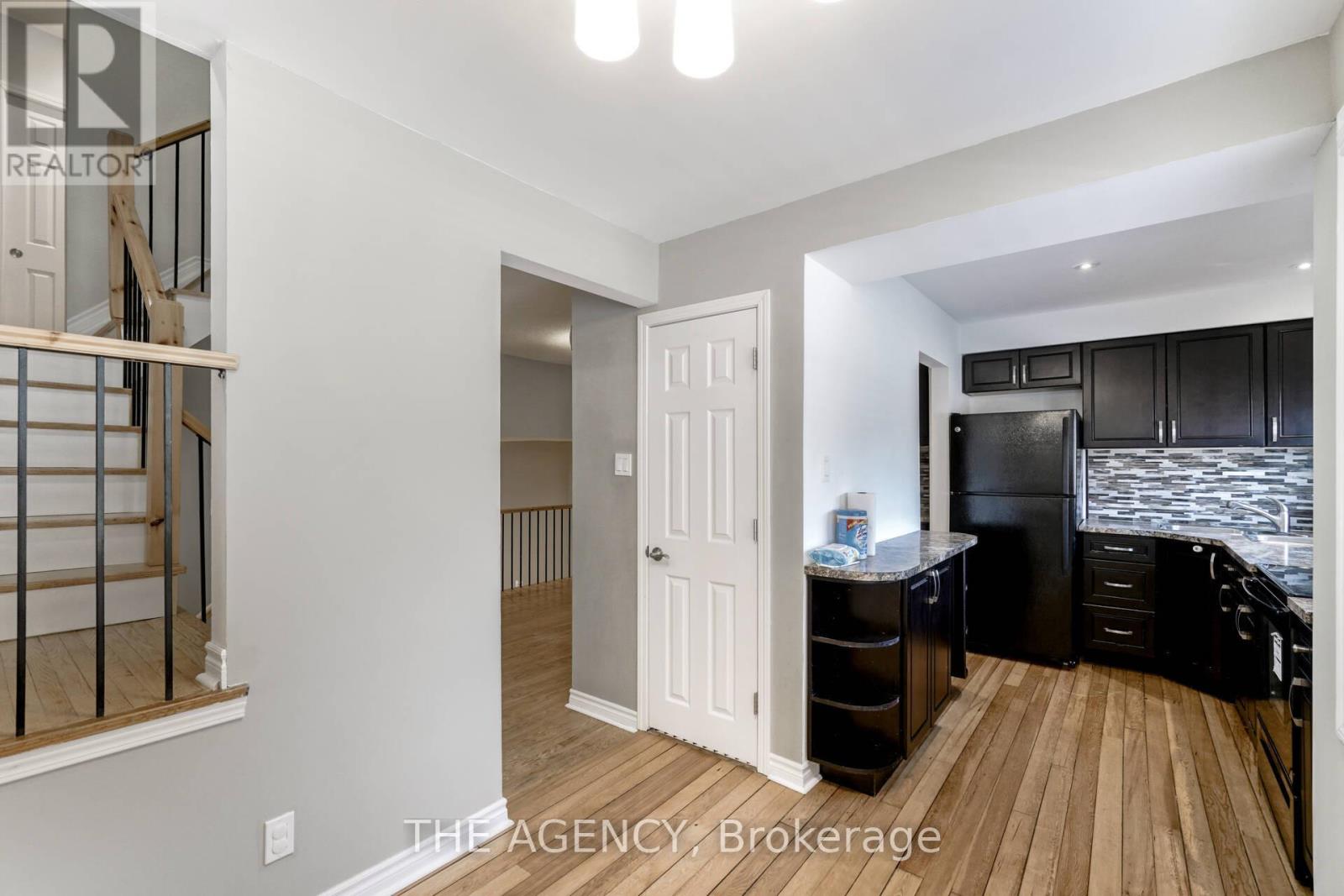 Photo 32 of 21 90 Castlebury Crescent, Toronto ON