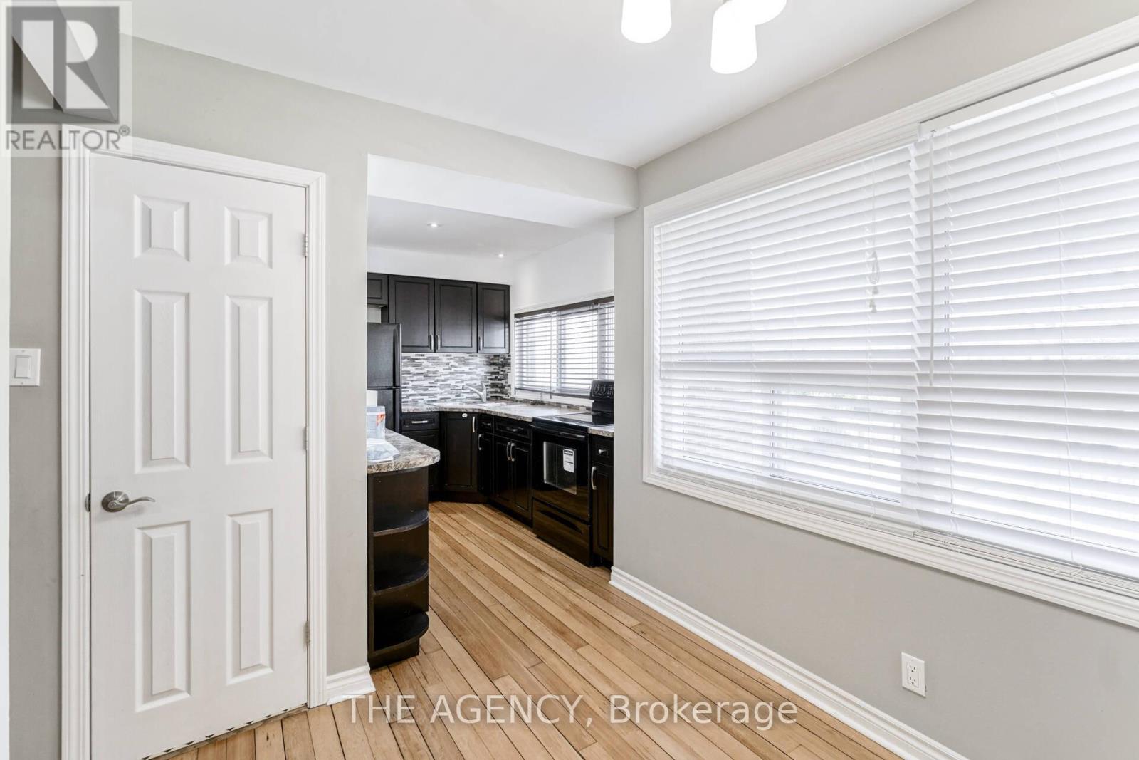 Photo 11 of 21 90 Castlebury Crescent, Toronto ON