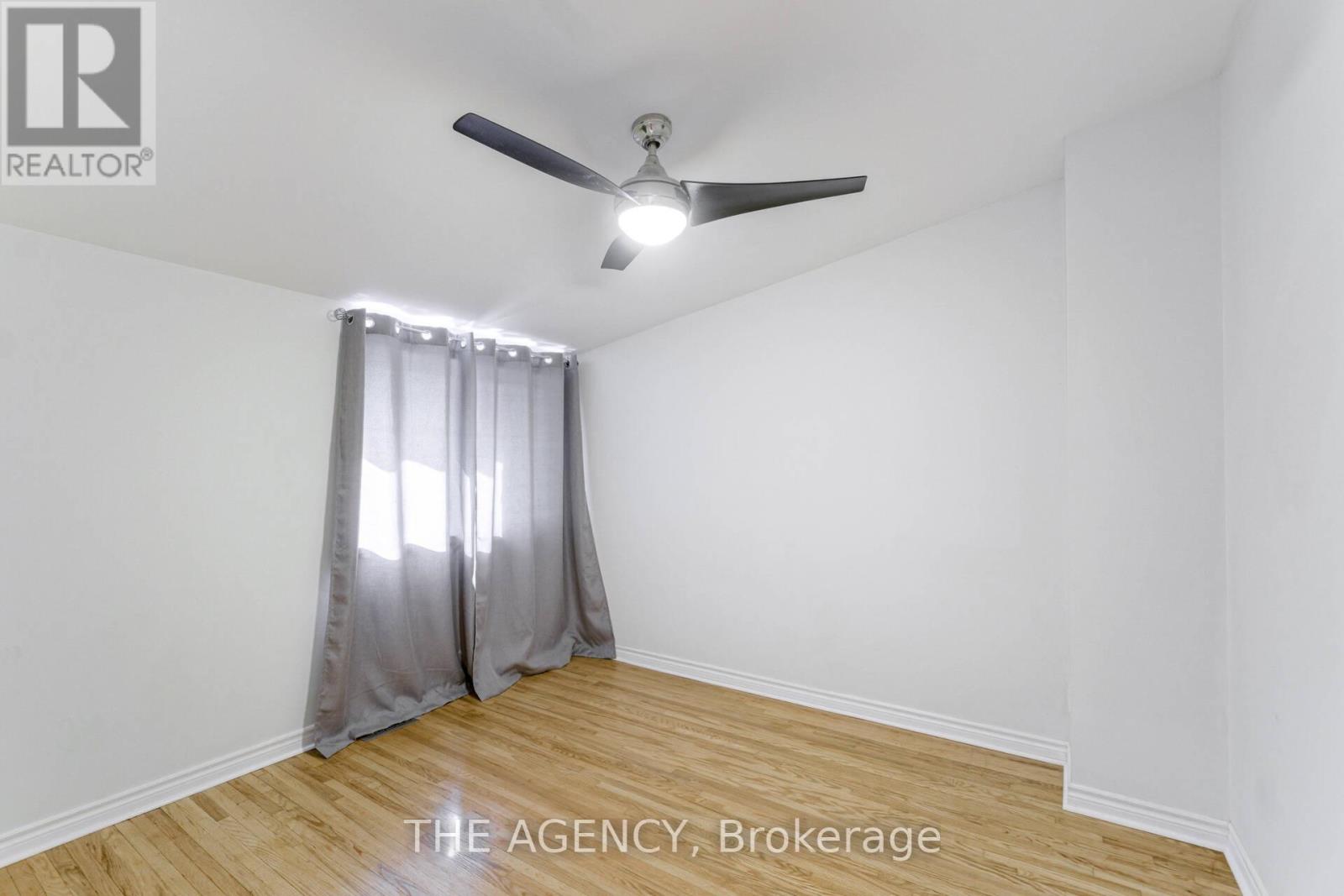 Photo 25 of 21 90 Castlebury Crescent, Toronto ON