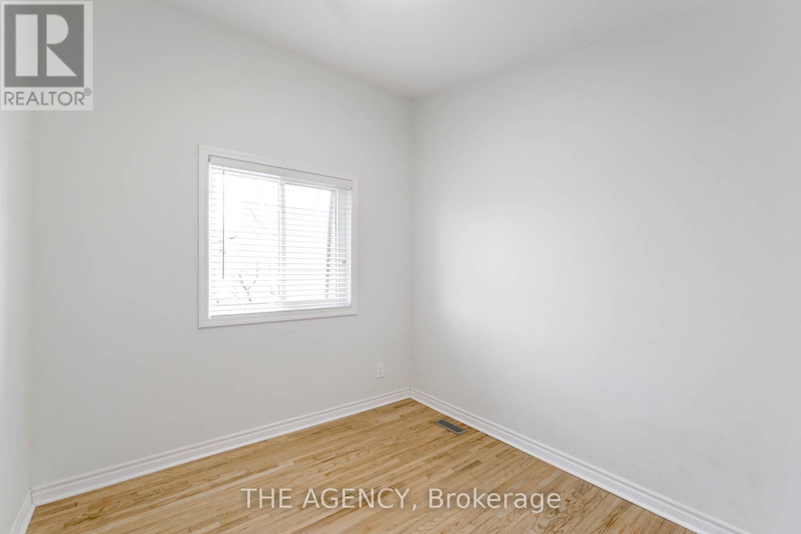 Photo 2 of 21 90 Castlebury Crescent, Toronto ON