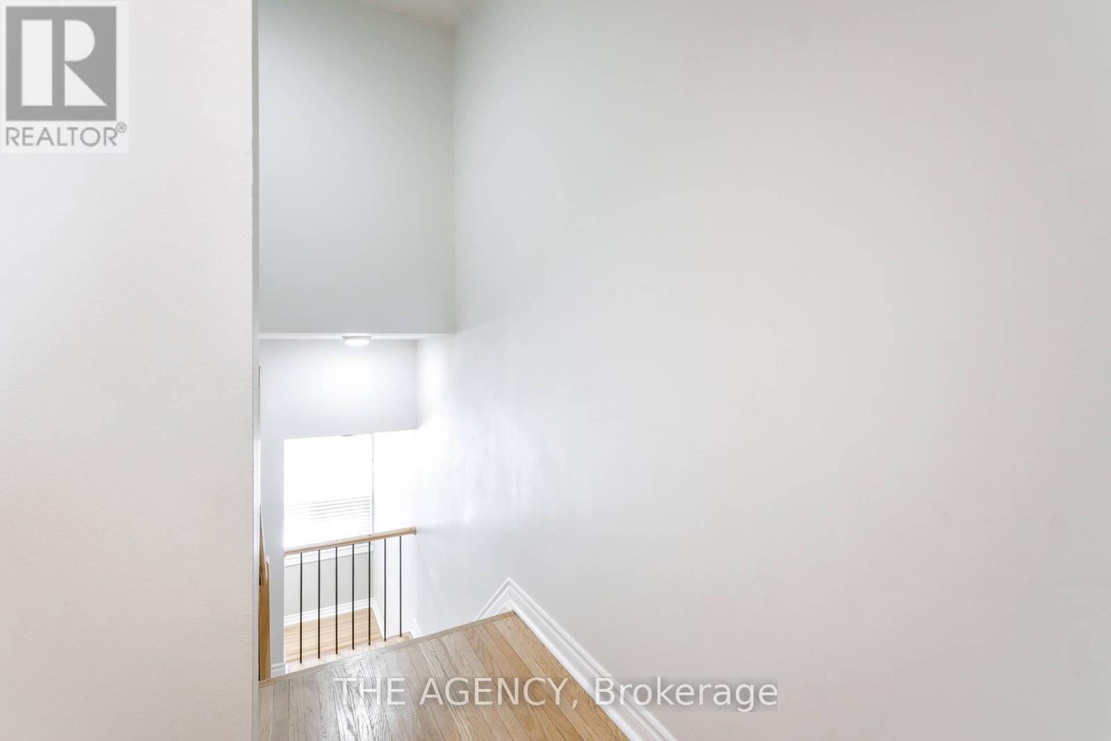 Photo 5 of 21 90 Castlebury Crescent, Toronto ON