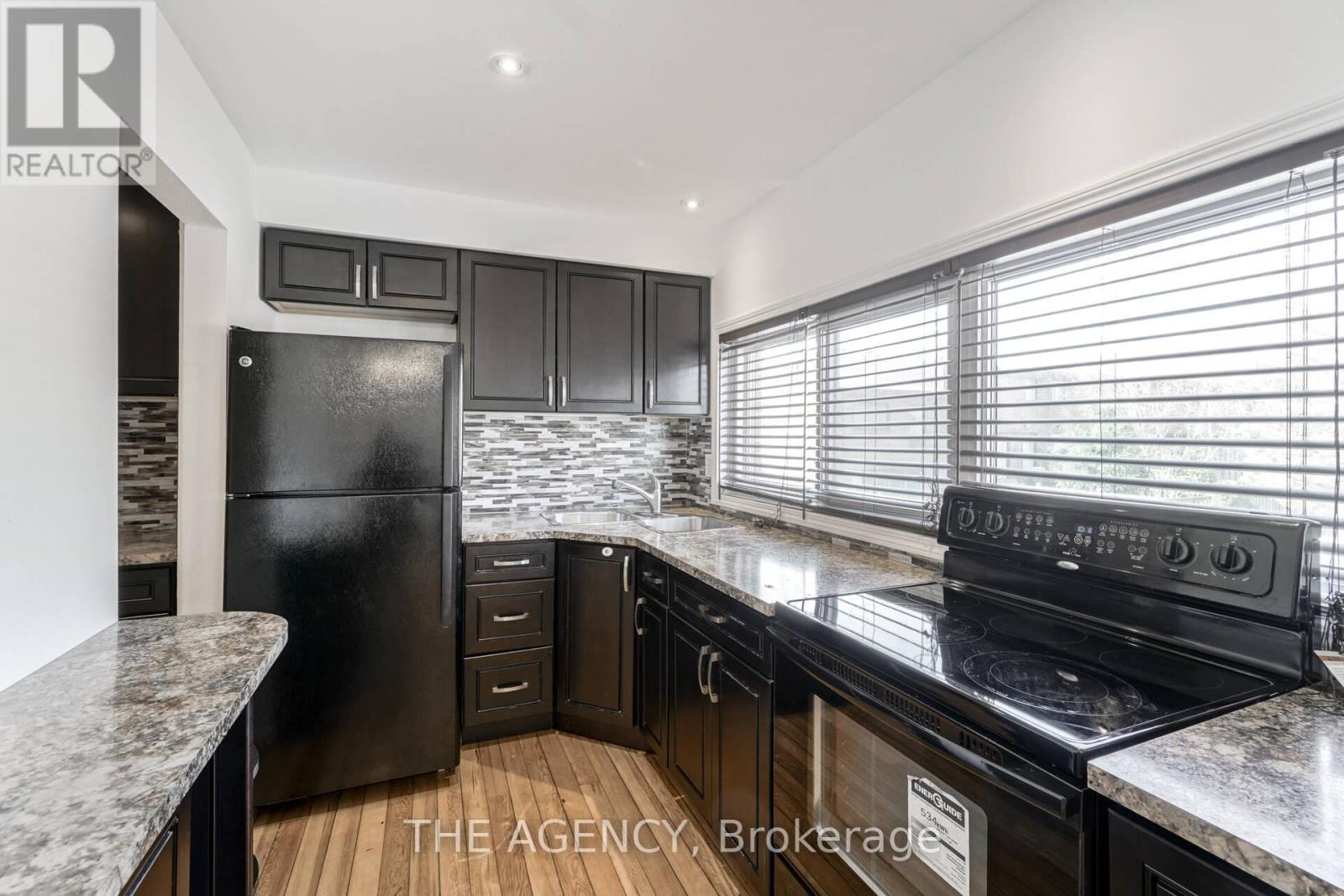 Photo 4 of 21 90 Castlebury Crescent, Toronto ON