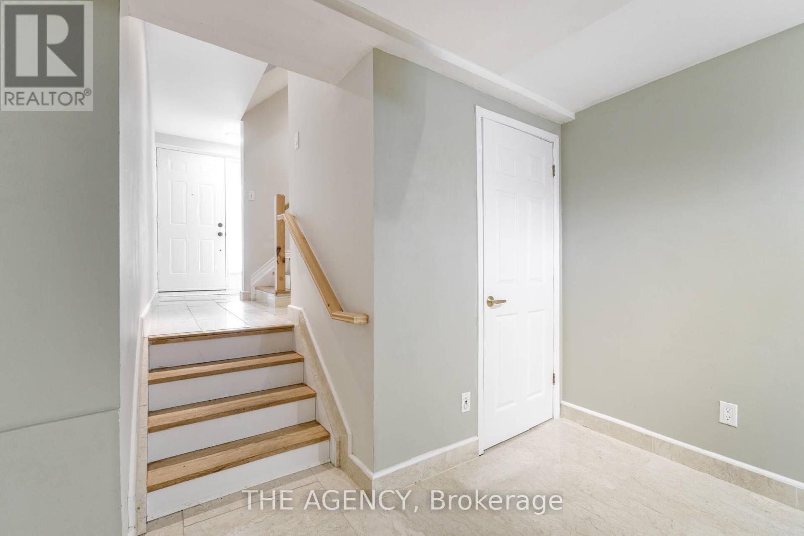 Photo 1 of 21 90 Castlebury Crescent, Toronto ON