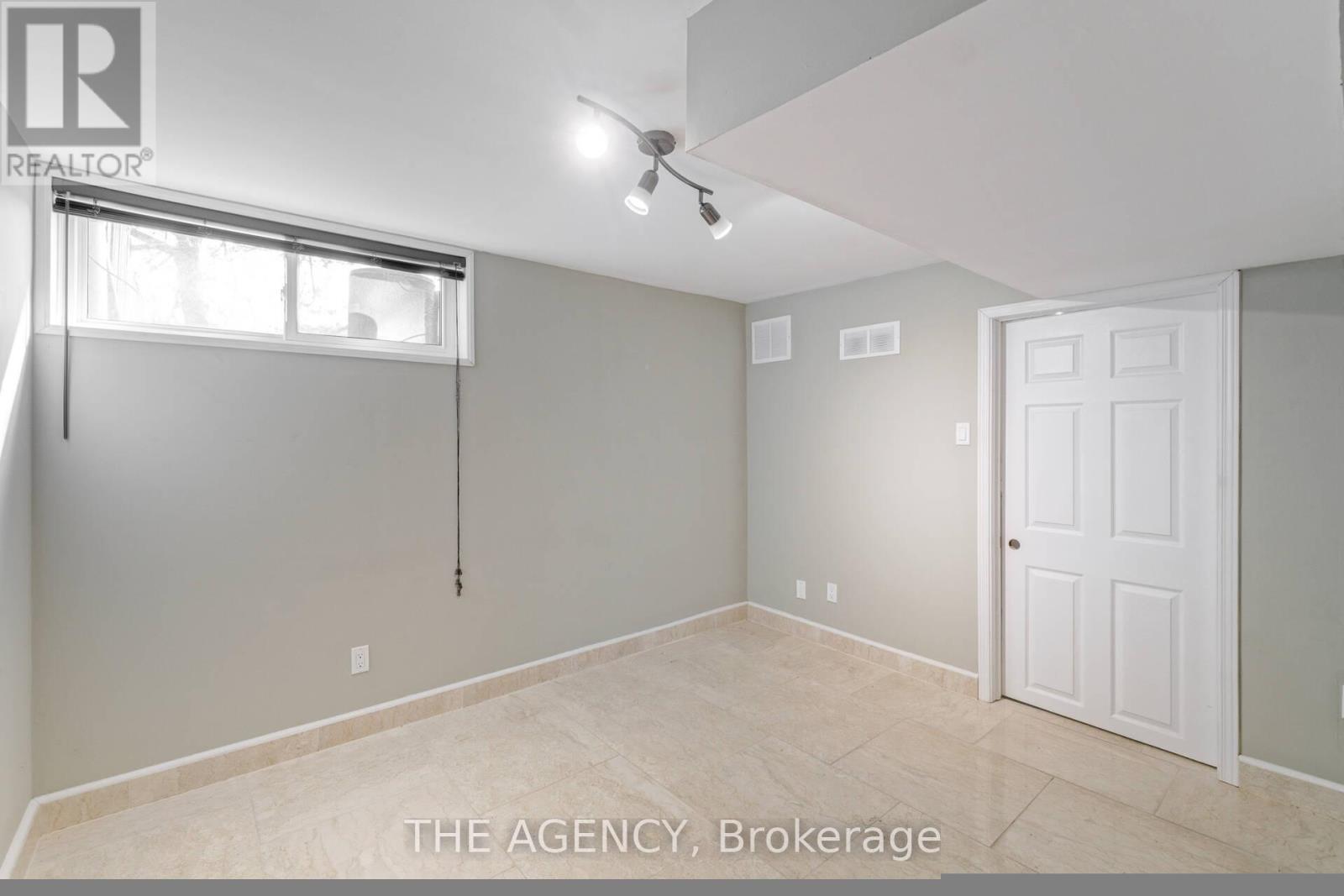 Photo 26 of 21 90 Castlebury Crescent, Toronto ON