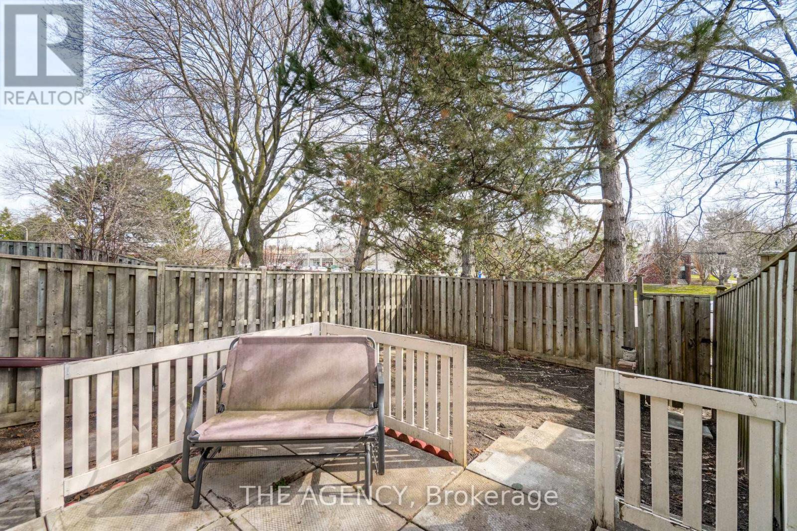 Photo 19 of 21 90 Castlebury Crescent, Toronto ON