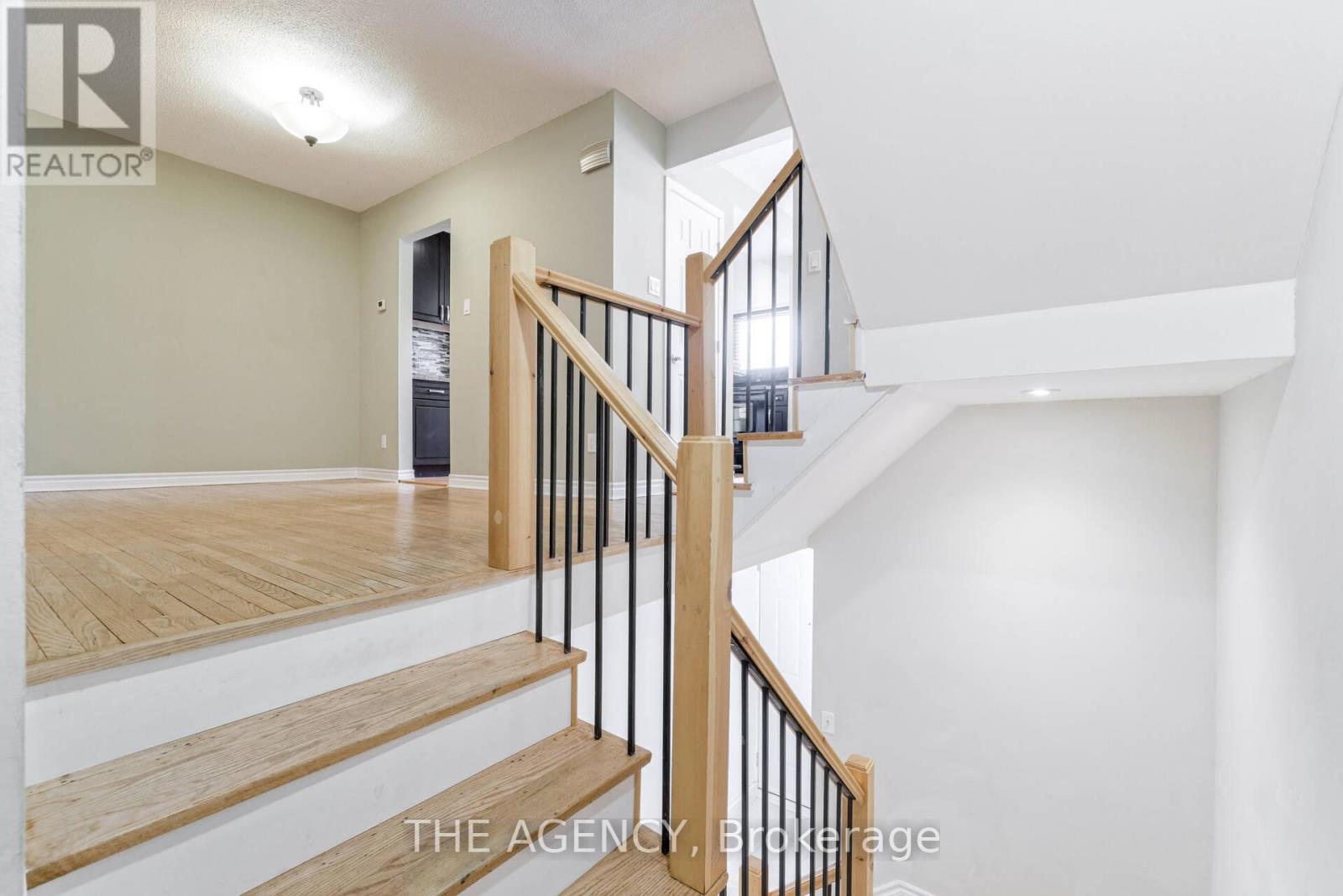 Photo 15 of 21 90 Castlebury Crescent, Toronto ON