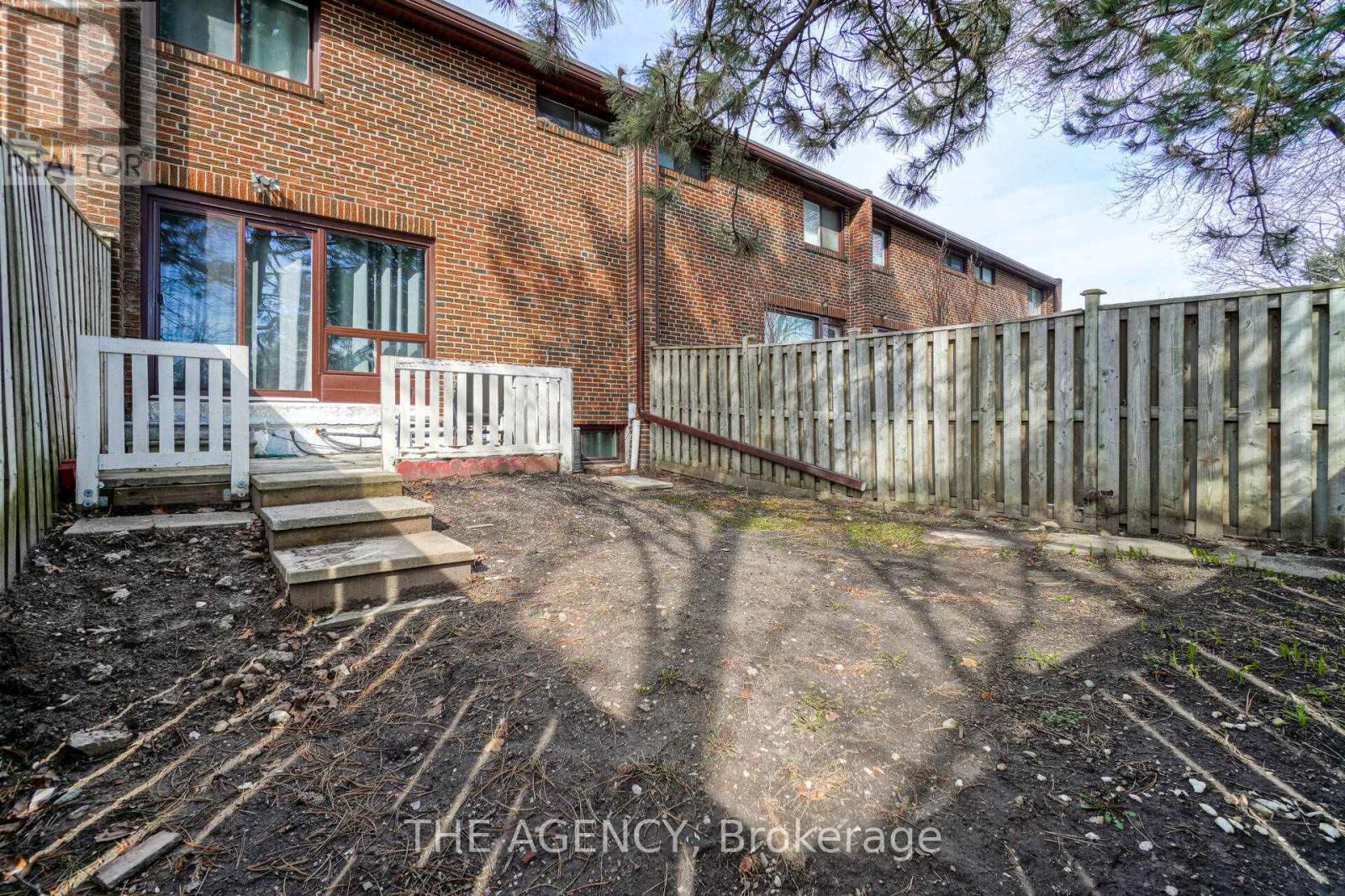 Photo 14 of 21 90 Castlebury Crescent, Toronto ON