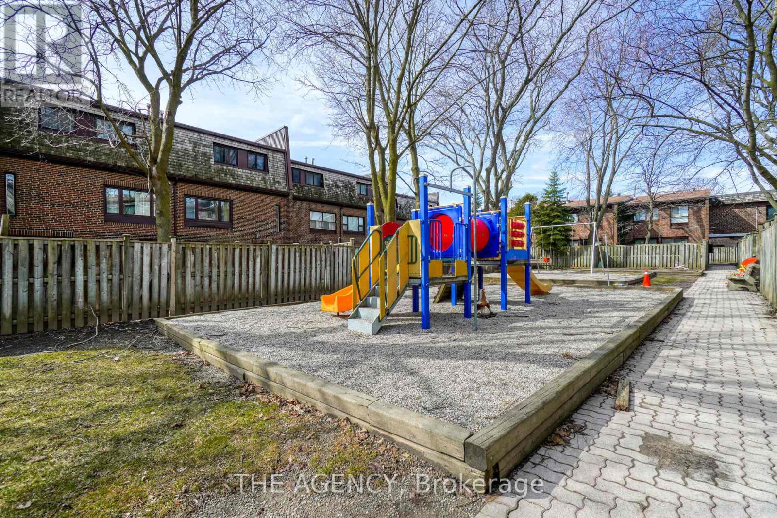 Photo 23 of 21 90 Castlebury Crescent, Toronto ON