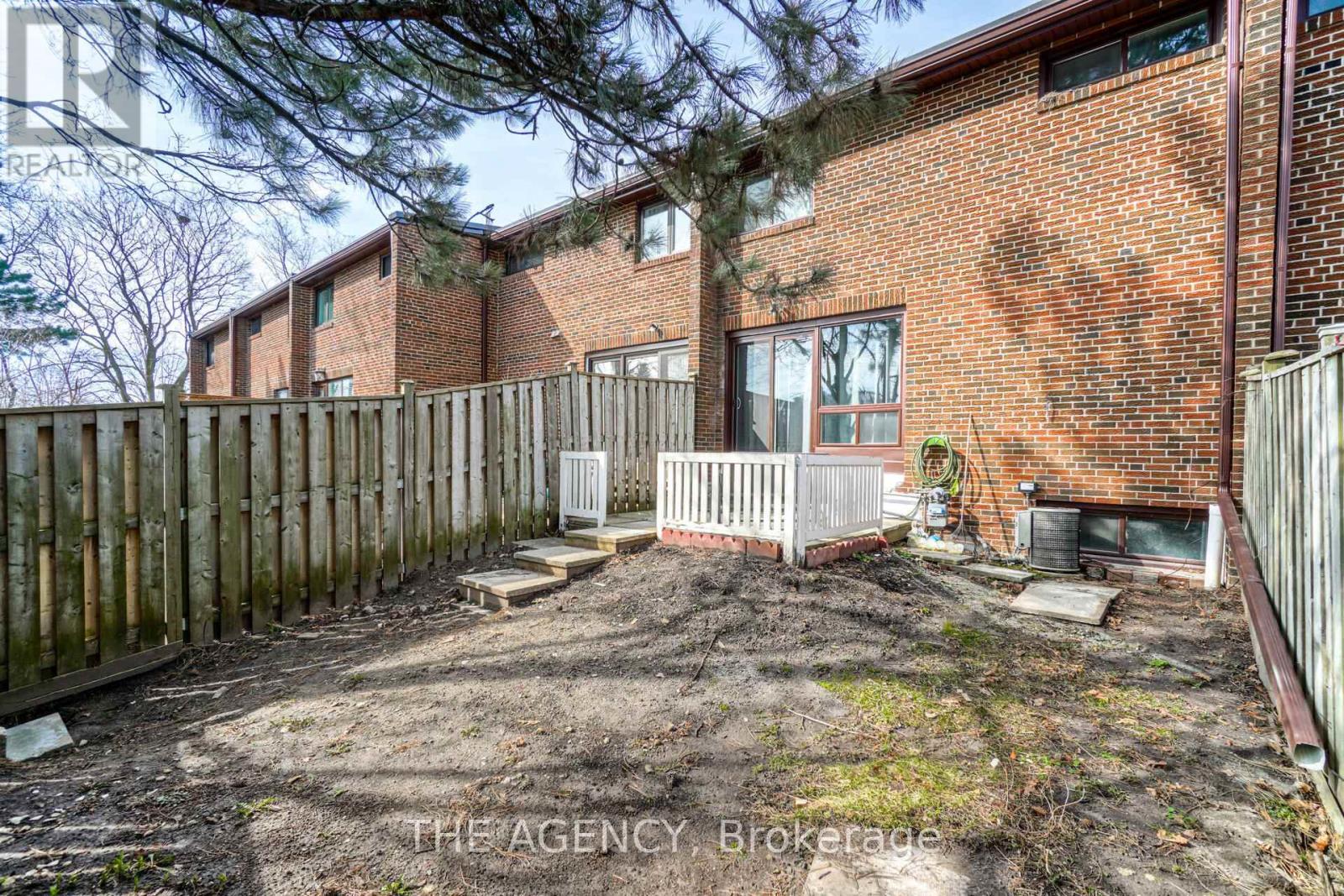 Photo 20 of 21 90 Castlebury Crescent, Toronto ON