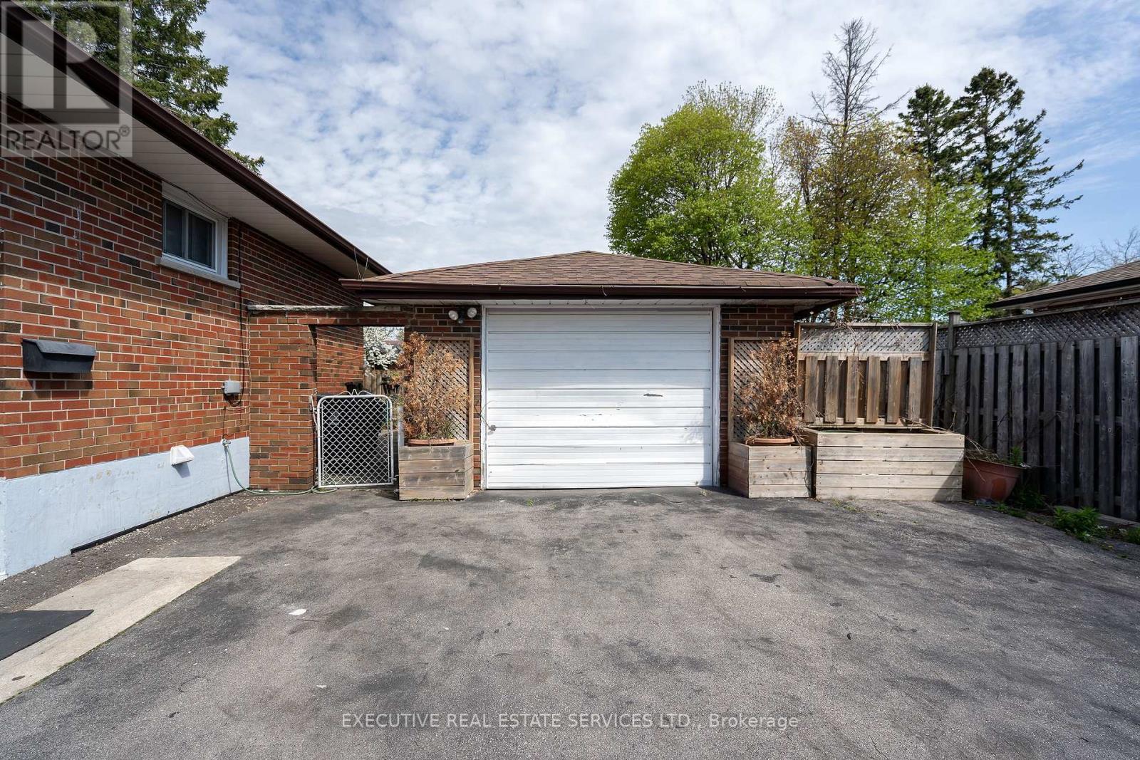 Photo 5 of 32 Brimorton Drive, Toronto ON