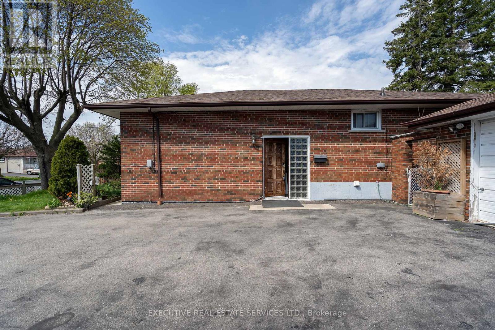 Photo 17 of 32 Brimorton Drive, Toronto ON