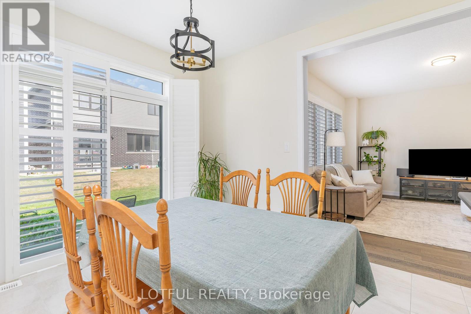 Photo 11 of 82 Lilac Circle, Haldimand ON