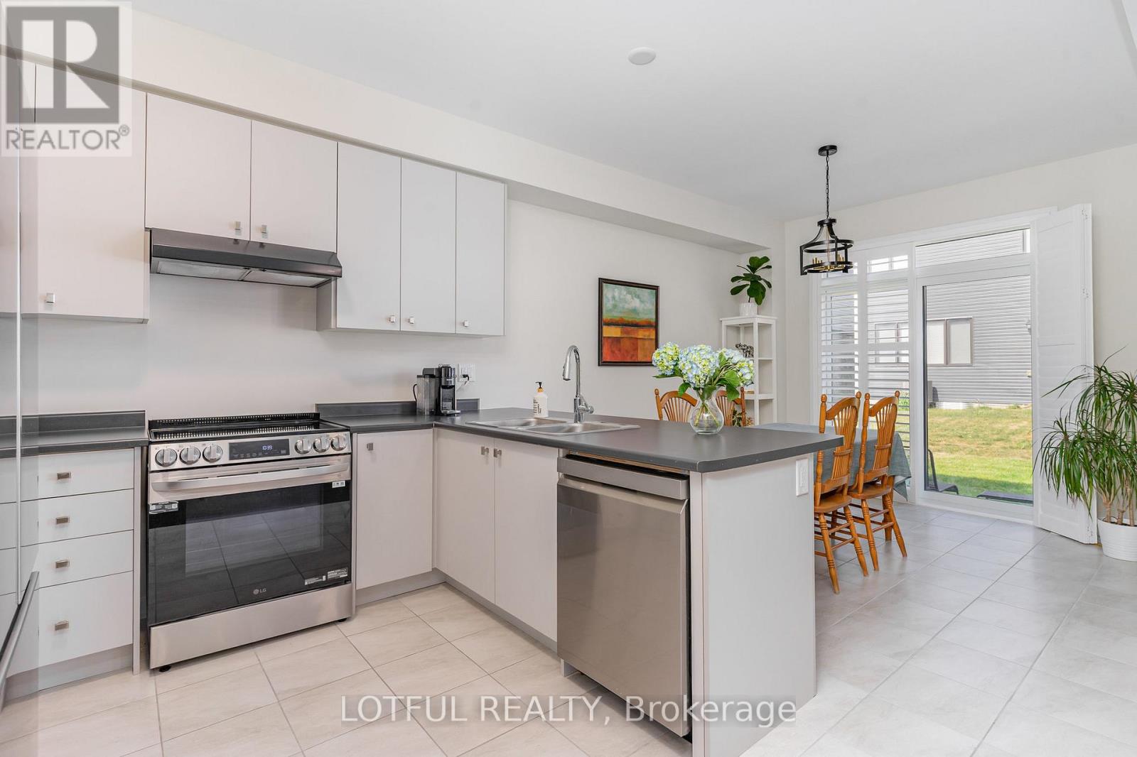 Photo 24 of 82 Lilac Circle, Haldimand ON