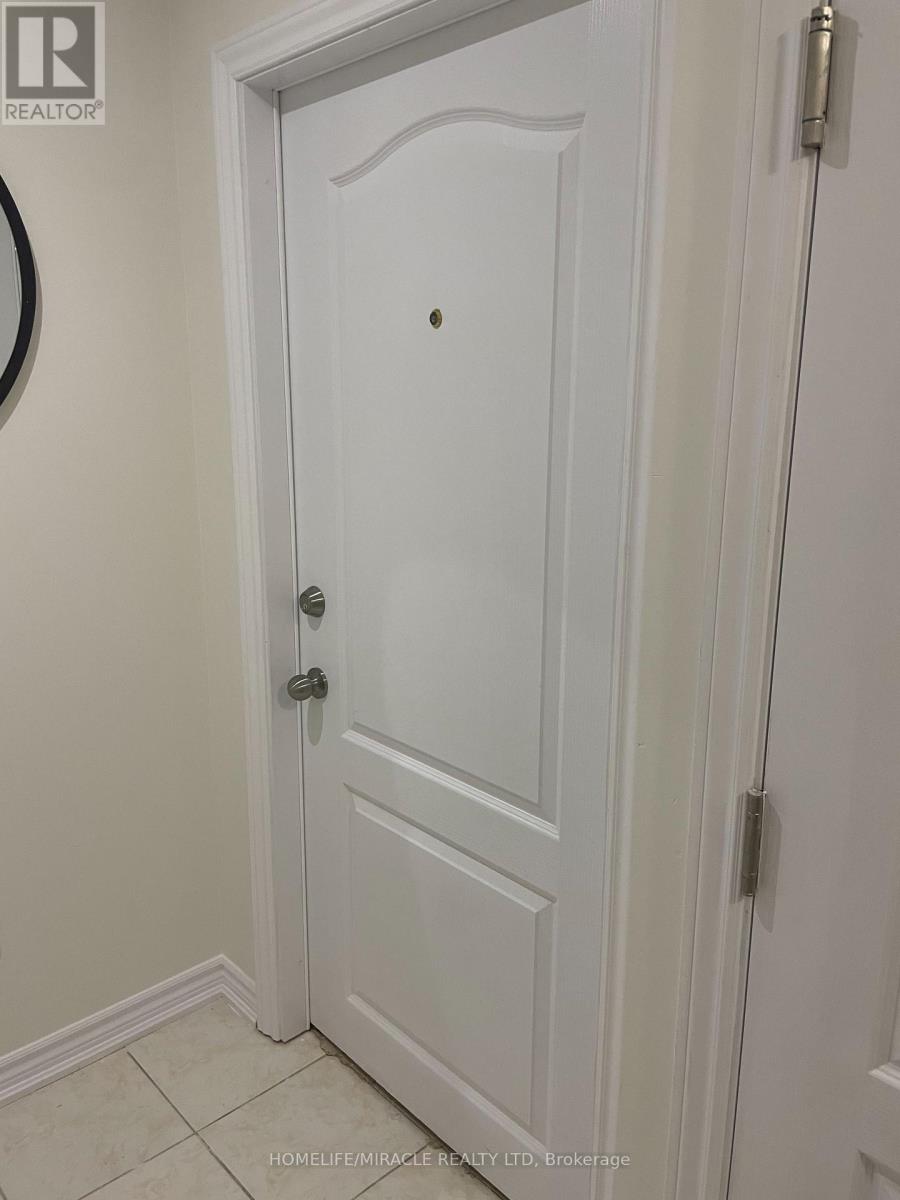 Photo 5 of 28 Aylesbury Drive, Brampton ON