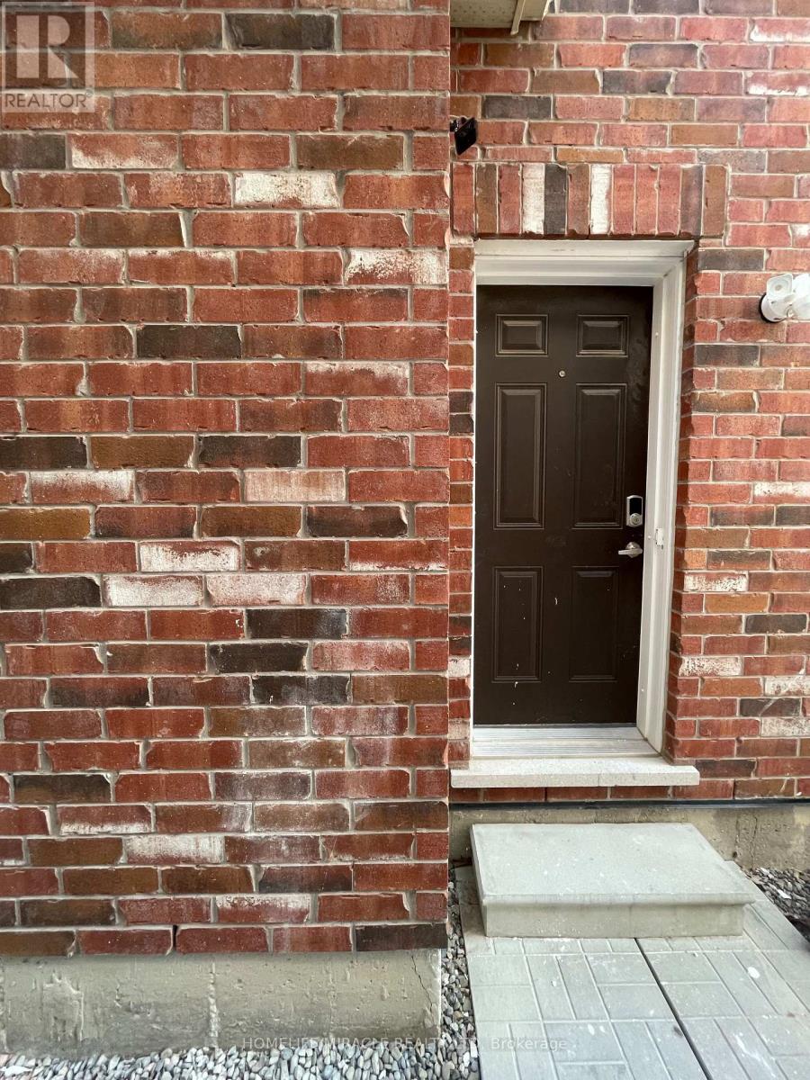 Photo 3 of 28 Aylesbury Drive, Brampton ON