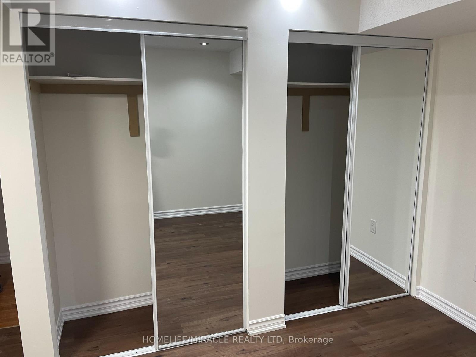 Photo 7 of 28 Aylesbury Drive, Brampton ON