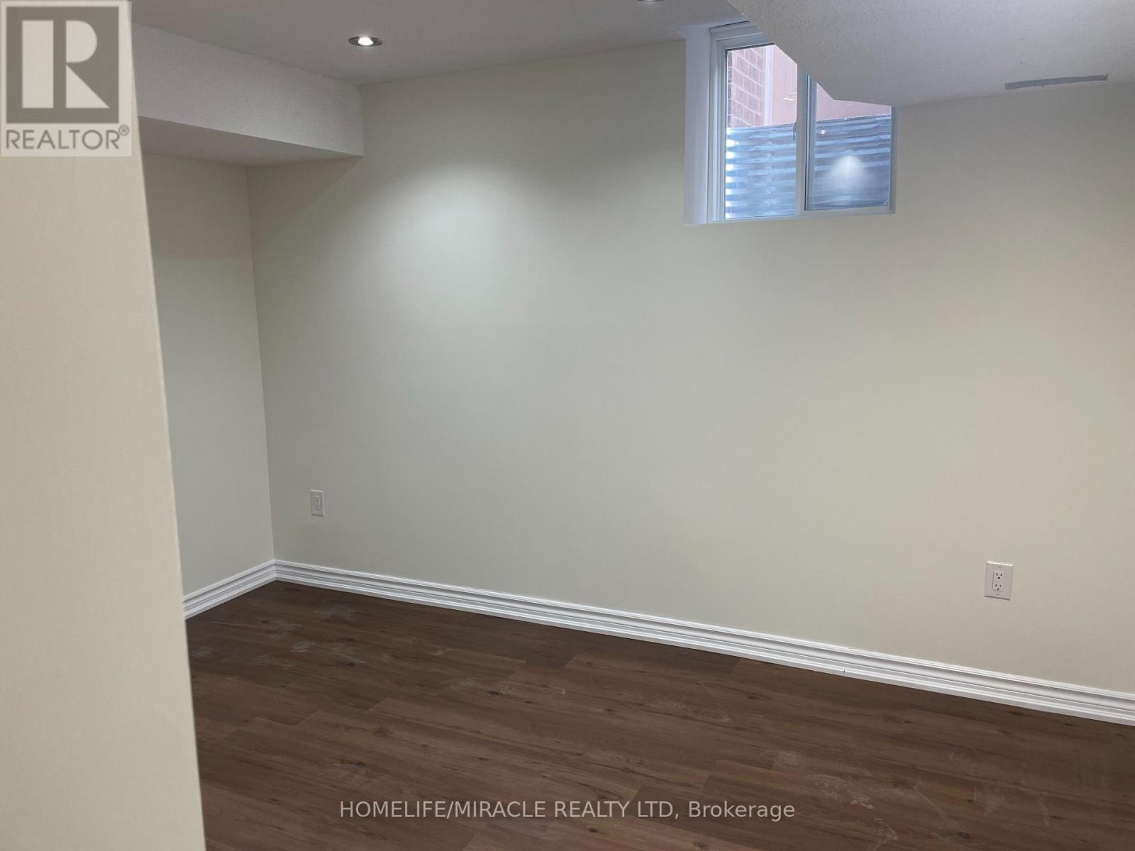 Photo 6 of 28 Aylesbury Drive, Brampton ON