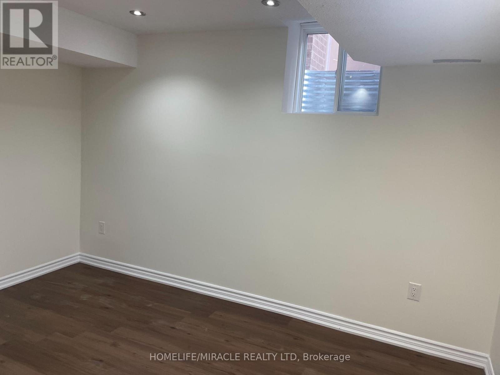 Photo 8 of 28 Aylesbury Drive, Brampton ON