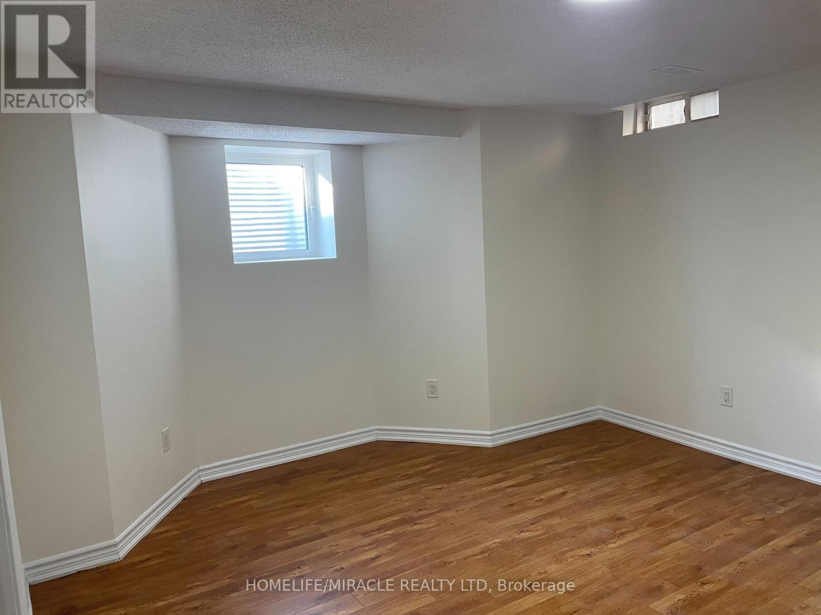 Photo 9 of 28 Aylesbury Drive, Brampton ON