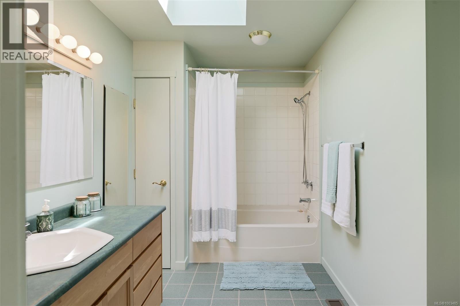 114 Arbutus Rd, Salt Spring