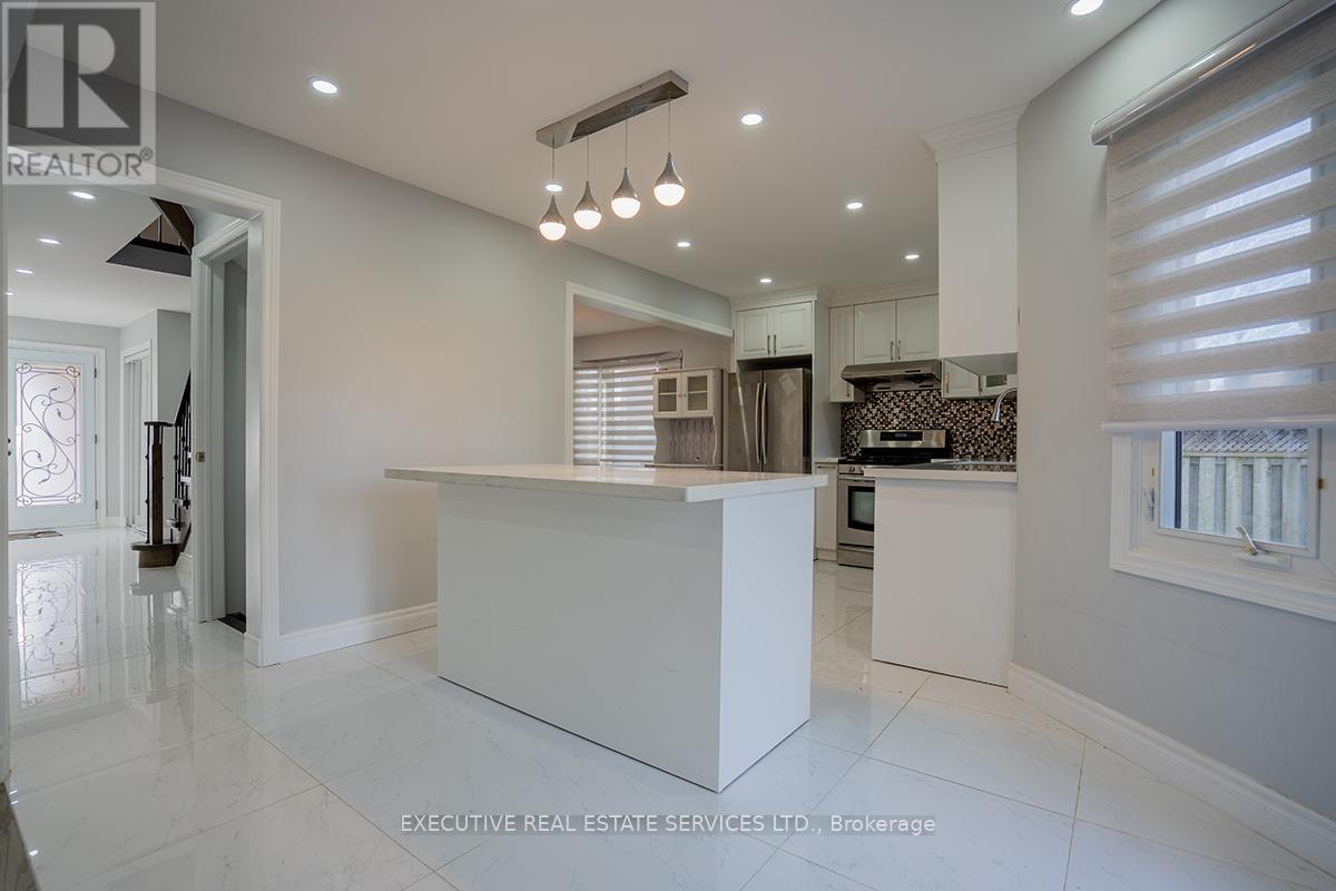 Photo 25 of 46 Willowbrook Drive, Whitby ON