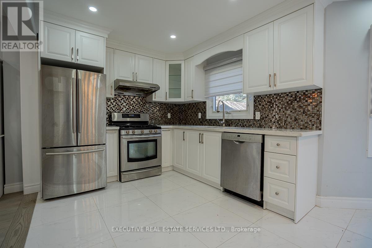 Photo 4 of 46 Willowbrook Drive, Whitby ON