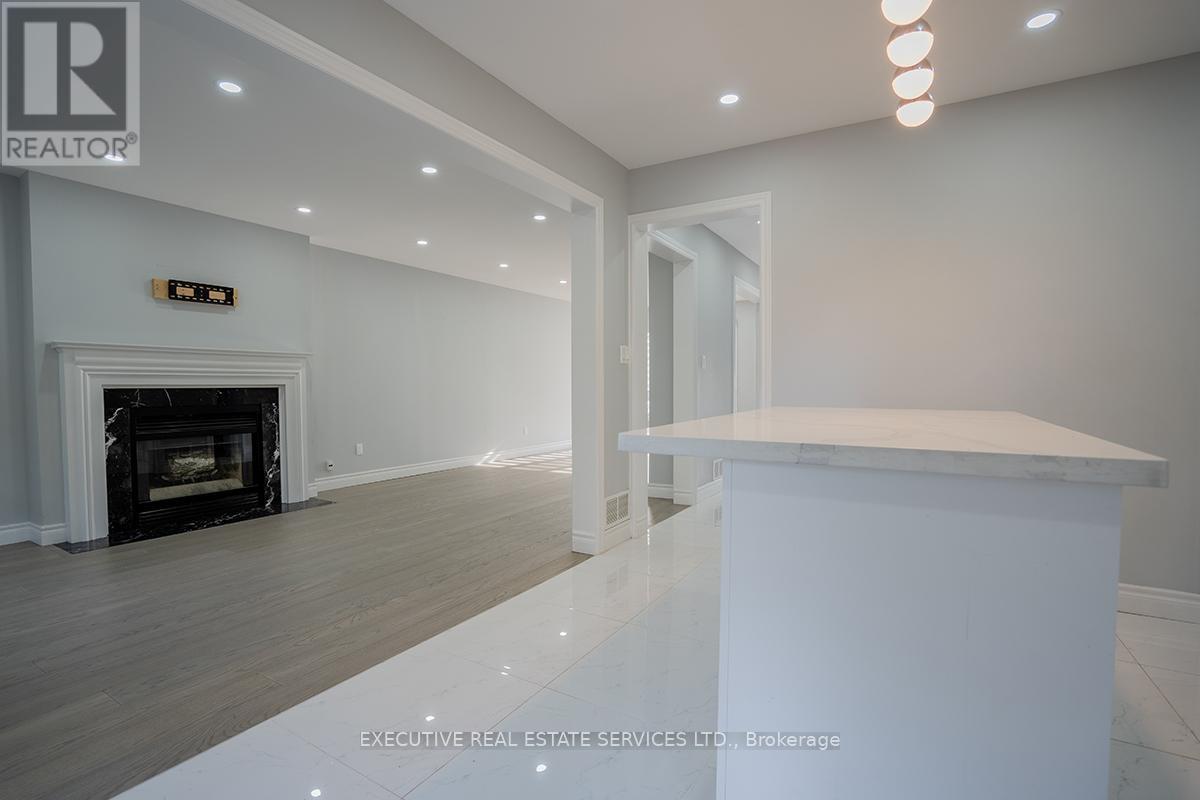 Photo 28 of 46 Willowbrook Drive, Whitby ON