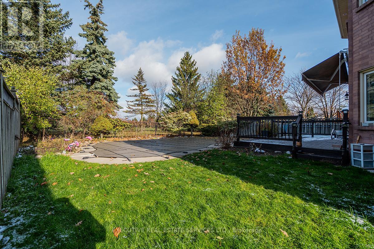 Photo 23 of 46 Willowbrook Drive, Whitby ON