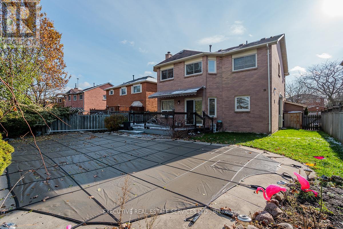Photo 3 of 46 Willowbrook Drive, Whitby ON