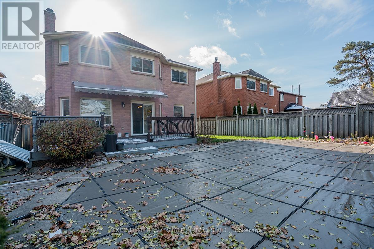 Photo 47 of 46 Willowbrook Drive, Whitby ON