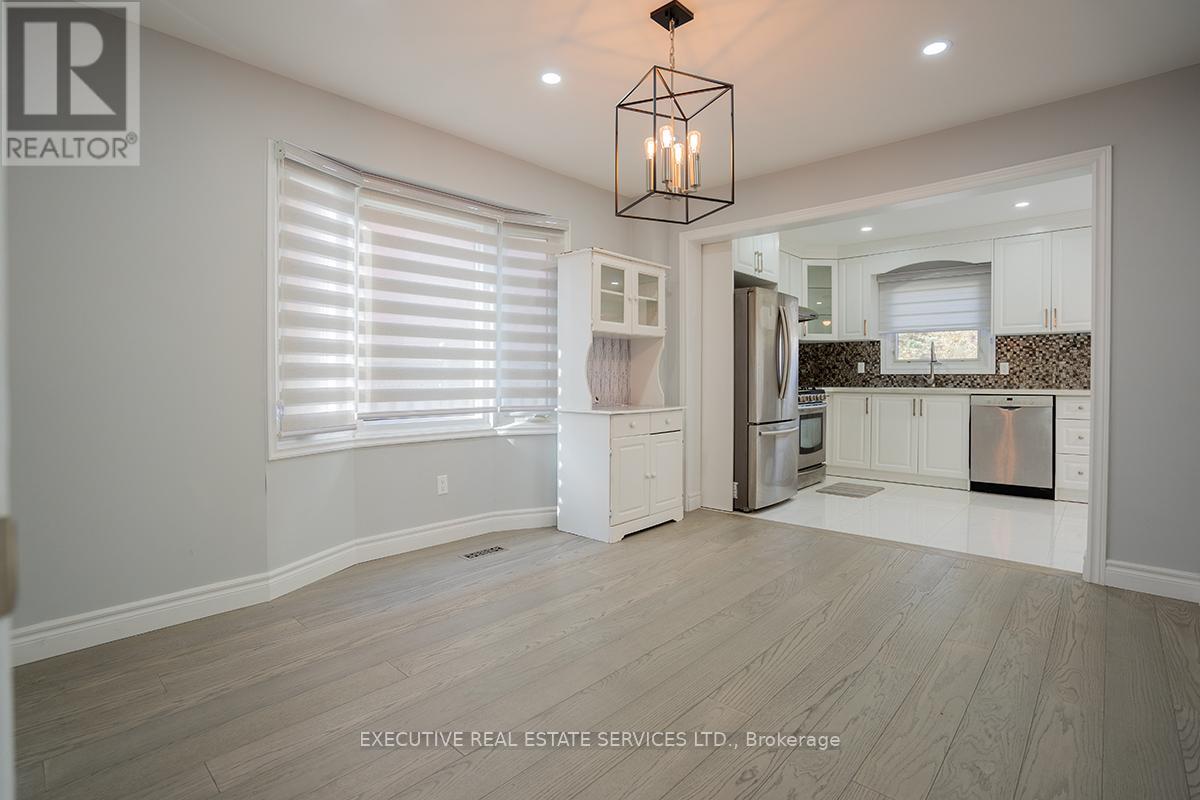 Photo 32 of 46 Willowbrook Drive, Whitby ON